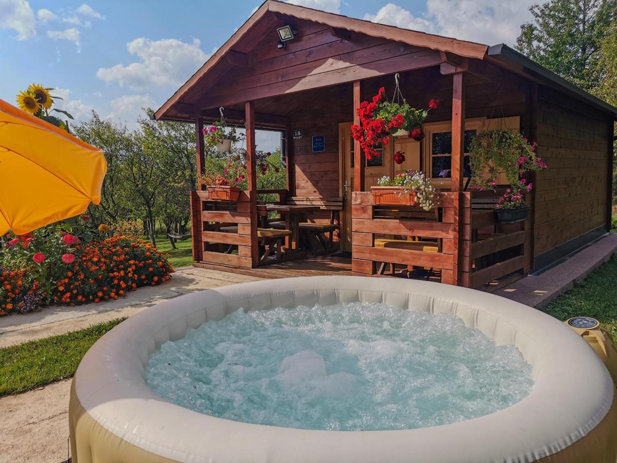 Cottage La Sierra With Jacuzzi Korenica Bagian luar foto
